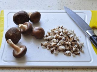 2、燕麦苦瓜酿,香菇切碎备用。