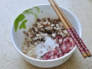 3、燕麦苦瓜酿,香菇碎，肉糜、虾皮，生抽、料酒、淀粉、盐倒入大碗内。