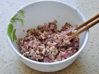 4、燕麦苦瓜酿,用筷子同一个方向搅拌。