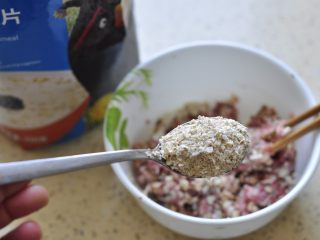 5、燕麦苦瓜酿,加入Myllyn Paras经典燕麦片。