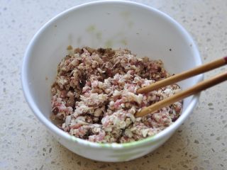 6、燕麦苦瓜酿,搅拌到水份吸收，肉馅上劲。