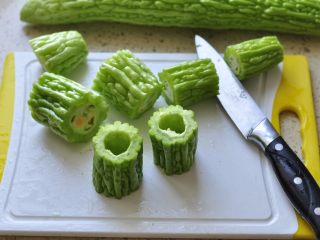 7、燕麦苦瓜酿,苦瓜切4厘米的段，挖去瓜瓤。