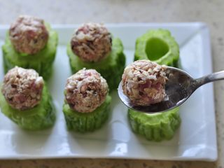 8、燕麦苦瓜酿,舀一勺肉馅搓圆，填入苦瓜中。