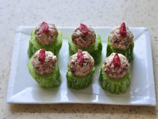 9、燕麦苦瓜酿,点缀枸杞在肉丸上。