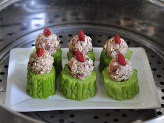 10、燕麦苦瓜酿,大火上锅蒸15分钟左右。