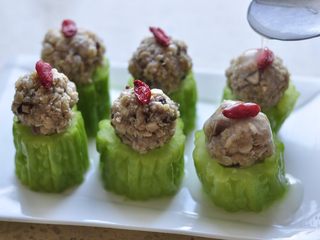 11、燕麦苦瓜酿,苦瓜汤汁倒入，加淀粉勾芡，淋在肉丸上。