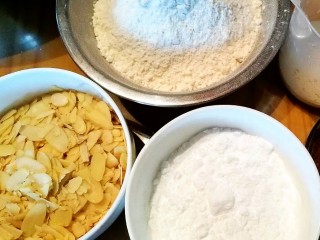 1、蔓越莓杏仁曲奇,称量各种材料，第一次用的是美国大杏仁片