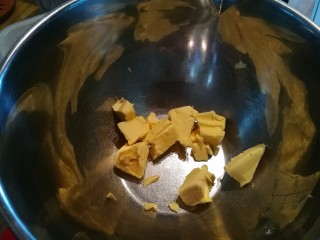 3、蔓越莓杏仁曲奇,称量黄油，用电吹风微风档吹至融化