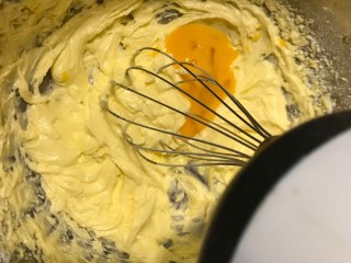 7、蔓越莓杏仁曲奇,分三次加入鸡蛋液，打发至完全融合