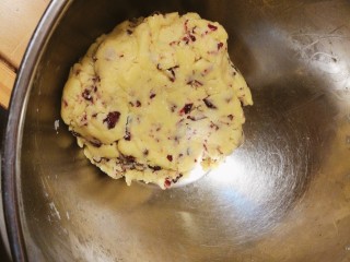 11、蔓越莓杏仁曲奇,按压揉捏成面团