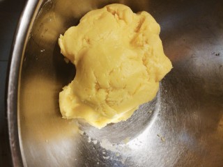 9、蔓越莓杏仁曲奇,按压捏成黄油面团