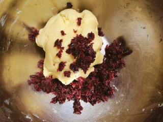 10、蔓越莓杏仁曲奇,加入蔓越莓碎