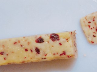 12、蔓越莓杏仁曲奇,装入保鲜袋整形，入冰箱冷冻四十分钟