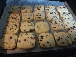 13、蔓越莓杏仁曲奇,烤箱上下火150度预热10分钟。将蔓越莓杏仁面团切片，入烤箱上下火150度烤制15分钟，135度烤制10分钟。随时注意观察，必要时中途加盖锡纸，切莫烤糊。