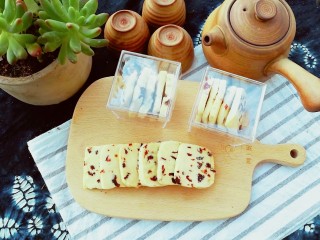 15、蔓越莓杏仁曲奇,口感酥脆，中间又有蔓越莓干的软而清甜，甜杏仁独特的甜香