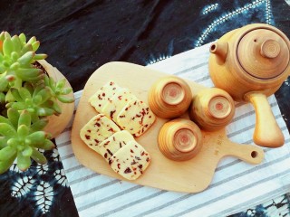 16、蔓越莓杏仁曲奇,在春天里，搭配一杯茉莉花茶，茶香沁人曲奇香脆，还能去痰防咳抗氧化，不知不觉中简单食疗，吃出健康与年轻。