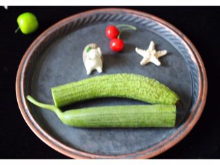 1、丝瓜蛋花海米羹,丝瓜洗净后去掉外皮