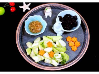 2、丝瓜蛋花海米羹,去皮的丝瓜洗净后切成滚刀块、胡萝卜用模具刻花、海米、木耳提前泡发备用……