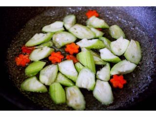 3、丝瓜蛋花海米羹,锅中倒入适量的清水大火烧开后、加少许盐和一勺食用油、把丝瓜和胡萝卜焯水备用……