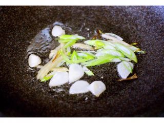 4、丝瓜蛋花海米羹,另起锅倒入适量花生油烧热、把葱姜蒜丝爆出香味……