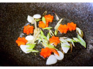 5、丝瓜蛋花海米羹,加入胡萝卜小火慢慢炒出胡萝卜素