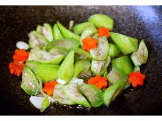 6、丝瓜蛋花海米羹,加入焯水的丝瓜继续小火煸炒片刻……