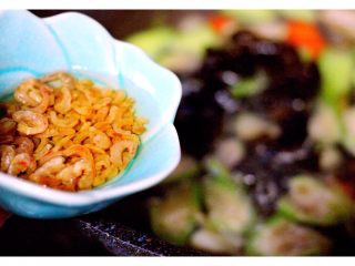 8、丝瓜蛋花海米羹,再加入泡发好的海米