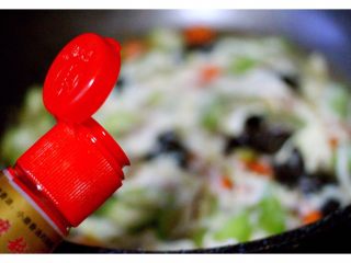 11、丝瓜蛋花海米羹,加入适量的盐和鸡精调味搅拌后、关火、倒入芝麻油搅拌均匀即可……