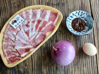 1、肥牛窝蛋砂锅,准备好食材