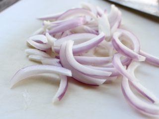 3、肥牛窝蛋砂锅,洋葱切丝,备用