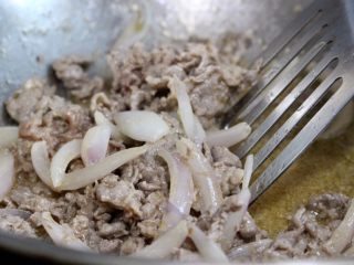 11、肥牛窝蛋砂锅,炒至变色倒入清水,再翻炒一下