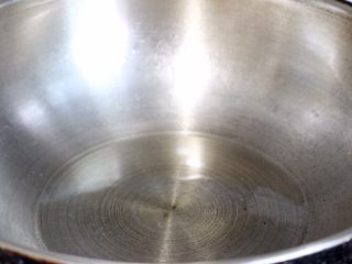 8、肥牛窝蛋砂锅,锅中倒入油