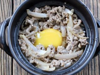 14、肥牛窝蛋砂锅,放入蛋黄
