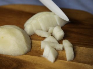 3、有家鲜厨房|秋分养生粥:白梨鸡蛋鲜米粥,白梨洗净削皮后切成小块备用