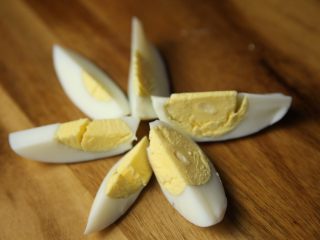 4、有家鲜厨房|秋分养生粥:白梨鸡蛋鲜米粥,煮熟的鸡蛋,切块备用