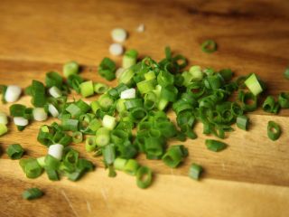 5、有家鲜厨房|秋分养生粥:白梨鸡蛋鲜米粥,小葱洗净,切成葱花备用