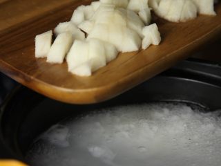 7、有家鲜厨房|秋分养生粥:白梨鸡蛋鲜米粥,大火煮制七成熟的时候,放入梨块