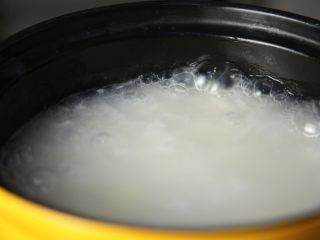 8、有家鲜厨房|秋分养生粥:白梨鸡蛋鲜米粥,煮至米粒开花,煮熟盛出