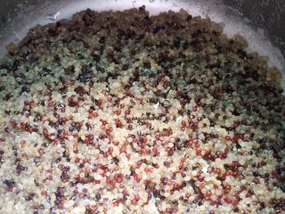 3、春日沙拉,藜麦加入足量水煮开后小火5分钟，关火，加盖焖一下。准备其它食材。