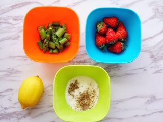 4、春日沙拉,芦笋切段烫熟。芒果草莓切小块。所有酱汁食材混合均匀。