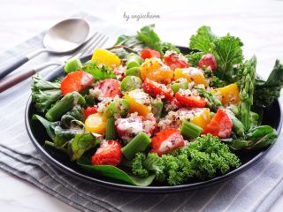 7、春日沙拉,淋上酱汁。