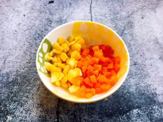 3、做年货 春节聚会宝贝们爱吃的 鲜虾黑胡椒牛肉粒培根披萨,玉米粒和胡萝卜粒提前煮熟，挤干水分。