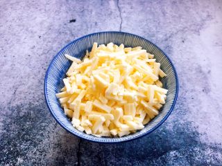 5、做年货 春节聚会宝贝们爱吃的 鲜虾黑胡椒牛肉粒培根披萨,准备好马苏里拉芝士90g左右。