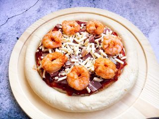 9、做年货 春节聚会宝贝们爱吃的 鲜虾黑胡椒牛肉粒培根披萨,放入炒好的虾仁。