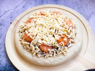 12、做年货 春节聚会宝贝们爱吃的 鲜虾黑胡椒牛肉粒培根披萨,撒上厚厚的一层马苏里拉芝士。