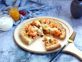 16、做年货 春节聚会宝贝们爱吃的 鲜虾黑胡椒牛肉粒培根披萨,成品图。