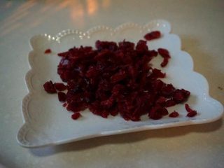 2、栗子软欧,蔓越莓稍切细一些