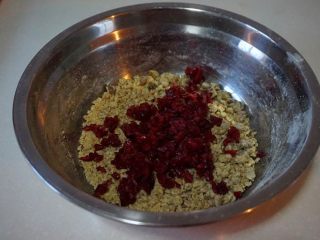 3、栗子软欧,板栗取出放凉，袋入保鲜袋敲碎后与蔓越莓拌匀备用