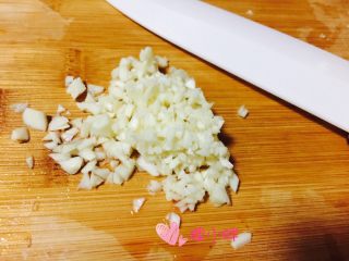 2、嫩肉盖饭,蒜瓣切成蒜末儿