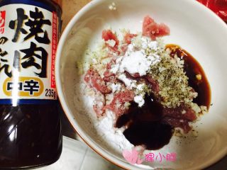 3、嫩肉盖饭,切好的里脊肉片儿加入食用油，耗油，日式烤肉料，黑胡椒粉，蒜蓉，淀粉，少许水，用手抓匀